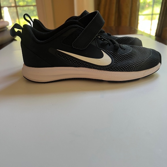 Nike Downshifter Black and White Child size 13.5C Velcro closure - Picture 2 of 4